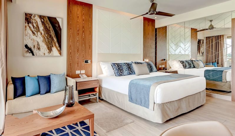 KING BED MOUNTAIN VIEW